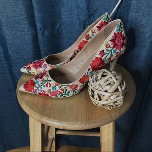 🌻MOVING SALE🌻 New Arezzo Floral Pumps